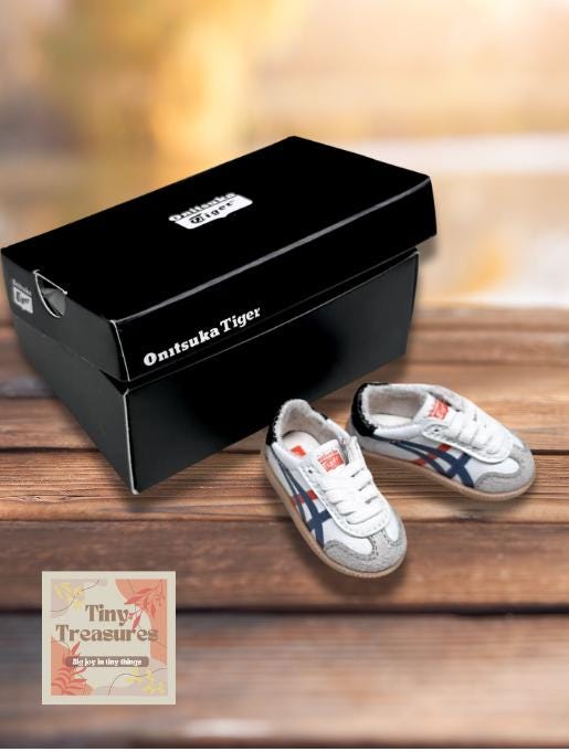 Miniature Sneakers – 1:12 Scale Dollhouse Sports Shoes, Tiny Fashion Sneakers for Figures & Collectibles