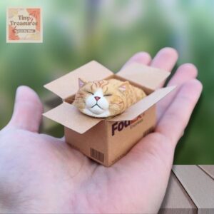 Miniature Mini Cat in Delivery Box –1:12 Tiny Resin Cat Figurine – Kawaii Cat Desk Decor – Cute Gift