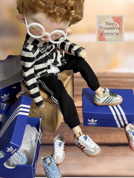 Miniature Sneakers – 1:12 Scale Dollhouse Sports Shoes, Tiny Fashion Sneakers for Figures & Collectibles