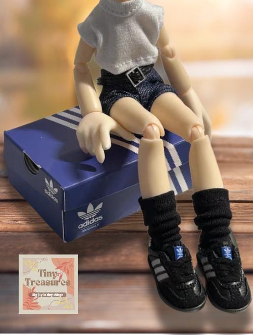 Miniature Sneakers – 1:12 Scale Dollhouse Sports Shoes, Tiny Fashion Sneakers for Figures & Collectibles