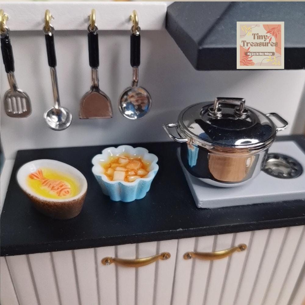 Miniature Alloy Cooking Pot – 1:12 Scale Dollhouse Kitchenware – Tiny Cookware for Mini Food Display